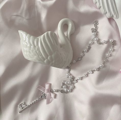 Vintage Princess Aesthetic, Doll Aesthetic, Pink Aura, Angel Aesthetic, Vintage Princess, White Swan, Pearl Jewelry Necklace, Pink Girly Things, Grunge Girl