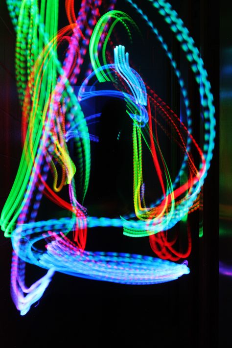 Glow sticks in the dark with a very slow shutter speed Slow Shutter Speed Photography Lights, Glow In The Dark Photography, Glow Stick Photography, Exam Photography, Slow Shutter Speed Photography, Glow Stick Wedding, Interesting Lighting, Photoshoot Tips, Speed Photography