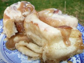 Frozen Cinnamon Rolls, Pillsbury Cinnamon Roll Recipes, Caramel Cinnamon Rolls, Rhodes Rolls Recipes, Rhodes Cinnamon Rolls, Ice Cream Caramel, Roll Dough Recipe, Frozen Rolls, Caramel Rolls