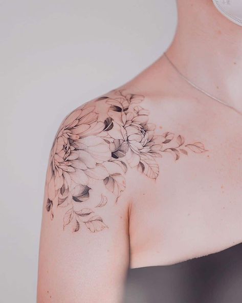 Detailed & Romantic Soft Ink Shoulder Tattoo Shoulder Tattoos For Females, Feminine Shoulder Tattoos, Women's Shoulder Tattoo, Front Shoulder Tattoos, Shoulder Cap Tattoo, Flower Shoulder Tattoo, Blade Tattoo, Artsy Tattoos, Floral Tattoo Shoulder