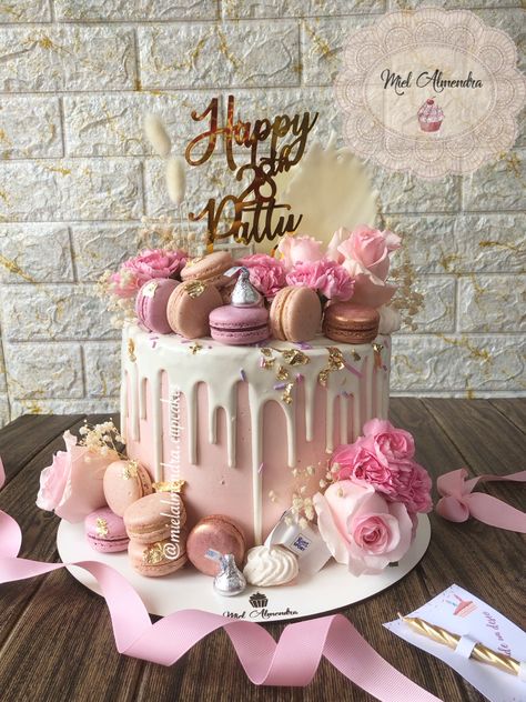 Birthday cake,macarons,roses,buttercream Drip Cake Ideas Birthday Woman, Cake With Macarons On Top And Flowers, Pink Cake With Macarons On Top, Cake Decorations With Macarons, Macroon Cake Decor, Pink Cake With Macarons, Birthday Cake Macarons Decoration, Macroon Cake Ideas, Macaron Cake Ideas