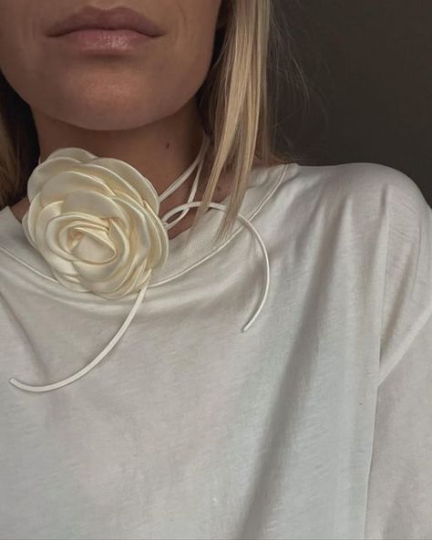 Flower Choker Outfit 2023, Flower Choker Aesthetic, White Flower Choker, Neck Flower Choker, Spring White Flower Choker, Camilla Rose, Girls Accesories, Black Hair Video, Rose Choker