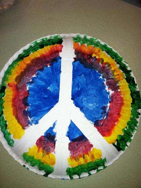 Peace sign for 70's week. Paper plate, masking tape, and paint! Flower Power Arts And Crafts, 70s Arts And Crafts, Decade Themed Crafts, 70s Crafts For Kids, Groovy Crafts For Kids, Decades Activities, Peace Sign Craft, 60s Crafts, 70s Crafts