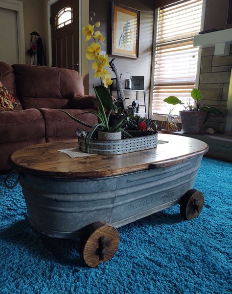 Galvanized tub coffee table my husband made! Country Decor Diy, Wash Tubs, Coffee Table Farmhouse, Classy Decor, Diy Coffee Table, Diy Coffee, Farmhouse Living, Coffee Grounds, Repurposed Furniture