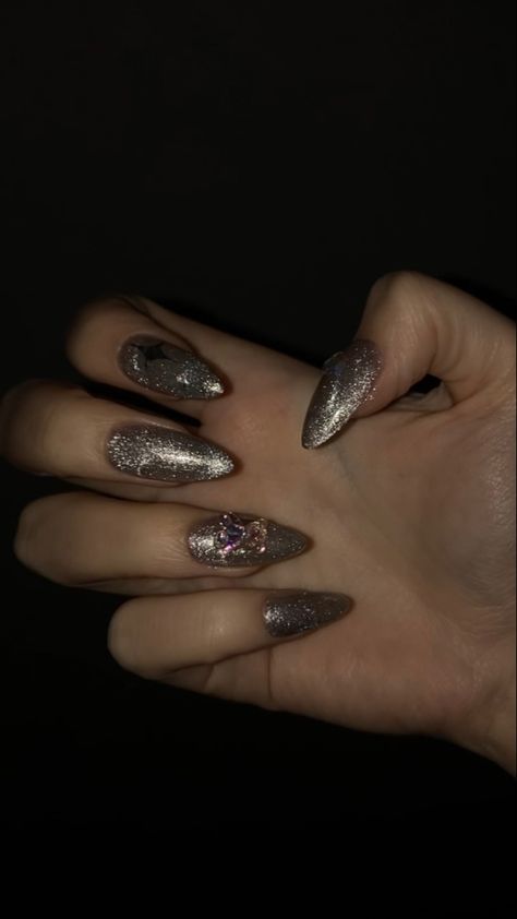 #nails #nailart #silvernails #chromenails #cateyenails #cateye #almondnails #nailinspo Silver Cat Eye, Cat Eye Nails, Silver Cat, Silver Nails, Chrome Nails, Nails Nailart, Almond Nails, Nail Inspo, Cat Eye