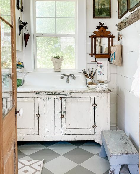 Vintage, chippy laundry room farmhouse style in a historic Louisiana home Laundry Room/mudroom, Sitting Nook, Thrifted Decor, Vintage Laundry Room, Southern Cottage, French Farmhouse Style, Farmhouse Laundry, Vintage Farmhouse Style, Vintage Laundry