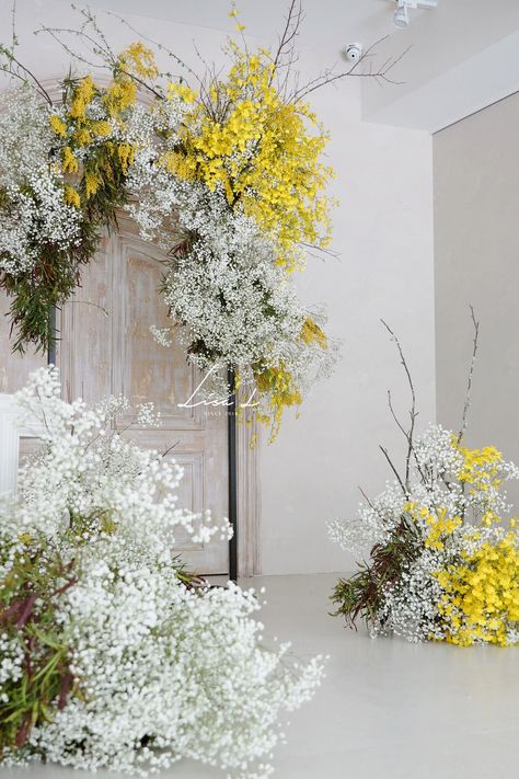 Mimosa Wedding Flowers, Yellow Wedding Ceremony, Aisle Arch, Pink Yellow Weddings, Mimosa Wedding, Yellow Wedding Inspiration, Gypsophila Wedding, Prewedding Photoshoot, Tulip Wedding