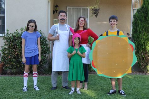 Bob's burgers costume family costume idea easy last minute diy Easy Diy Family Halloween Costumes, Bob's Burgers Halloween Costume, Diy Disney Costume, Bobs Burgers Costume, Diy Family Halloween Costumes, Bob's Burgers Halloween, Do It Yourself Costumes, Burger Costume, Pun Costumes