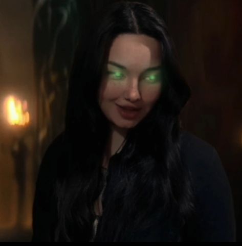 Green Glowing Eyes, Emerald Witch, Hair Claims, Queen Of Fire, Emerald Green Eyes, Anime Green, Black Demon, Pretty Gif, Pirate Boy