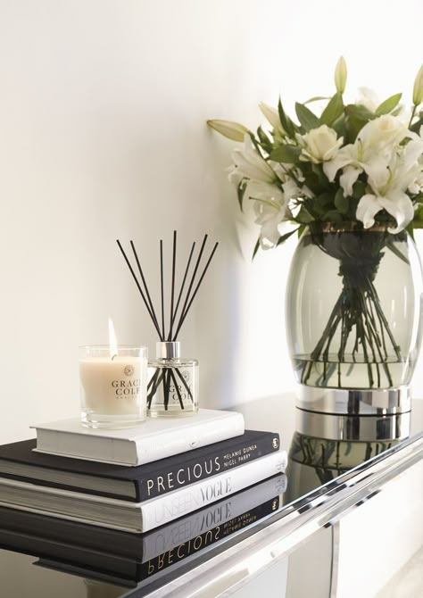 Reed Diffuser Decor, Table Decor Living Room, Home Design Living Room, Apartment Decor Inspiration, Decor Home Living Room, Luxury Candles, Decorating Coffee Tables, Book Decor, Decoration Table