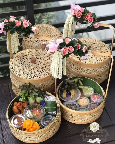 Food Hampers Packaging Basket Ideas, Baskets With Flowers, Rustic Basket, Diwali Gift Hampers, Eid Hampers, Cane Baskets, Wedding Gift Pack, Bridal Gift Wrapping Ideas, Food Hampers