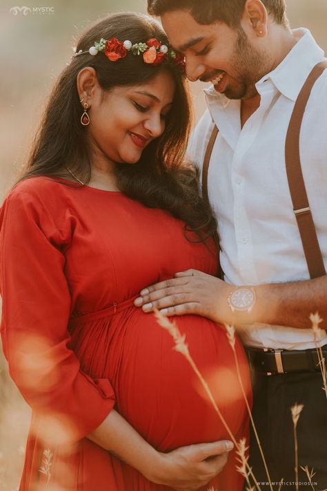 Maternity Photography Creative, Creative Maternity Photoshoot, Indian Maternity Photos, Photoshoot Ideas Maternity, Couple Maternity Poses, Maternity Gown Photography, Baby Bump Photoshoot, Maternity Photoshoot Ideas, Maternity Photography Poses Outdoors