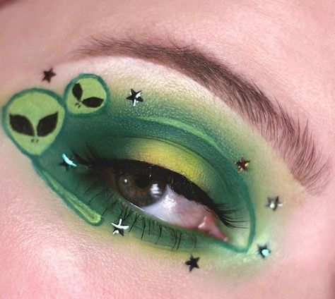 Alien Halloween Makeup, Alien Make-up, Green Martian, Alien Makeup, Venus Flytrap, Kristin Davis, Halloween Makeup Inspiration, Green Makeup, Eye Makeup Designs