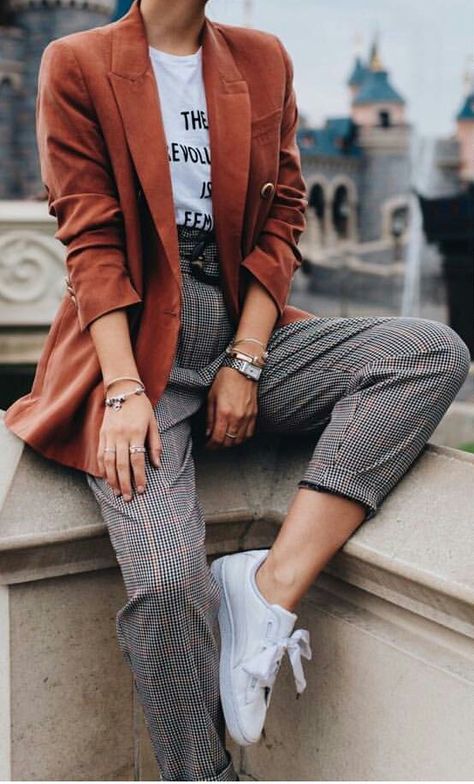 Plaid Pants Outfit, Peplum Tops, Chique Outfits, Blazer Outfit, Brown Blazer, Summer Work Outfits, Retro Mode, Mode Casual, Business Outfit