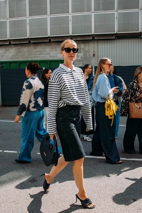 Street Style at the Spring 2025 Shows in Copenhagen Was All About Comfort, Camouflage, and Class-Ready Polos | Vogue Street Style Photos, Danish Style, Copenhagen Fashion, Estilo Preppy, Copenhagen Style, Copenhagen Fashion Week, Knee Length Shorts, Street Style Trends, The Best Street Style