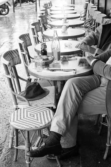 Paris Packing List, Paris Packing, What To Do In Paris, Paris Mood, Best Vacation Destinations, Parisian Cafe, Vacation Mood, Royal Residence, Paris Aesthetic