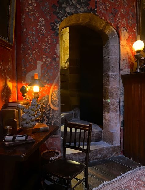 Gryffindor Dorm Room, Hogwarts Dorm Room, Gryffindor Room, Gryffindor Dorm, Hogwarts Dorm, Hogwarts Common Rooms, Regulus Acturus Black, Gryffindor Common Room, Gryffindor Aesthetic