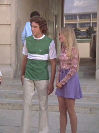 Greg & Marcia. First day of high school for Marcia 70s High School Fashion, 60s High School, 70s High School, Brady Bunch House, Marsha Brady, Marcia Brady, First Day Of High School, High School Fashion, Brady Bunch