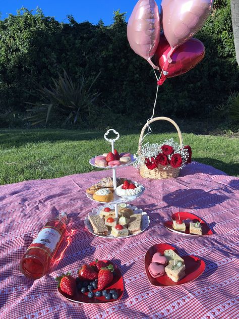 Picnic Date Valentines Day, Valentine Picnic Set Up, Cute Picknick Date, Picnic Birthday Food Ideas, What To Do On Valentines Day Romantic, Valentines Picnic Ideas Food, Picnic Boyfriend Ideas, Galentines Picnic Food Ideas, Galentines Party Decor Picnic