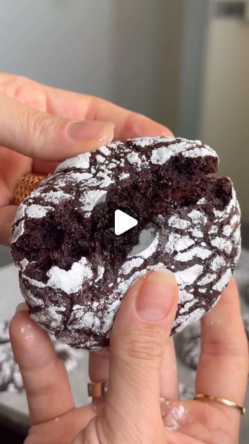 Nour Kanny Abughazaleh on Instagram: "@preppykitchen crinkle cookie recipe 👇🏻
  100g cocoa powder 350g granulated sugar (350g) ½ cup vegetable oil  4 large eggs room temperature 2 teaspoons vanilla extract 240g cups all-purpose flour  2 teaspoons baking powder ¾ teaspoon salt  1 cup powdered sugar 120g

In a large mixing bowl combine the sugar, cocoa powder, and oil. Beat on medium speed until well combined and shiny.
Add the eggs one at a time, beating until well combined. Beat in the vanilla.
Combine the flour, baking powder, and salt in a medium bowl, stirring to combine. Add the flour mixture to the cocoa mixture and mix on low speed just until combined.
Cover the dough in plastic wrap and refrigerate for at least 4 hours or up to overnight.
Once the dough has chilled, preheat oven t Crinkle Cookies Recipe, Chocolate Crinkle Cookies, Chocolate Crinkles, Crinkle Cookies, Melt In Your Mouth, Plastic Wrap, Cookie Recipe, Chocolate Flavors, Granulated Sugar