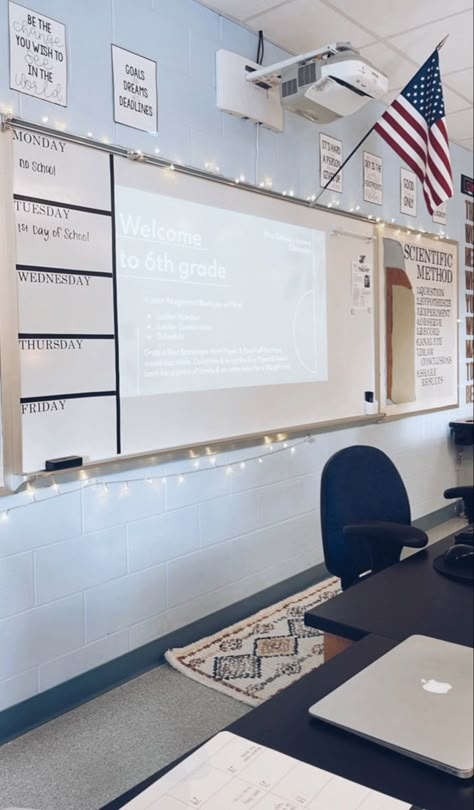 Classroom Decor High School Aesthetic, Highschool Teacher Aesthetic, School Hallway Ideas, Classroom Design Ideas High School, Highschool Class Decor, High School Classroom Organization, High School Classroom Setup, Secondary School Classroom, Middle School Classroom Decorating Ideas