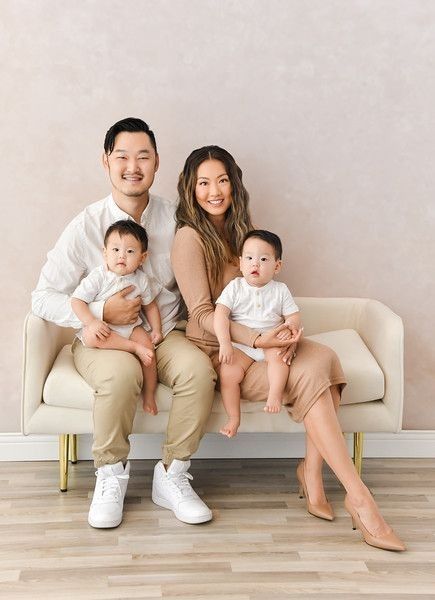 Family On Bench Photo, Family Picture Outfits Studio, Bench Family Photoshoot, Family Photo Concept, Family Of 5 Studio Photoshoot, Family Of 4 Studio Photoshoot, Family Photo Studio Outfits, Family Portrait Outfits Studio, Family Photo Outfits Studio