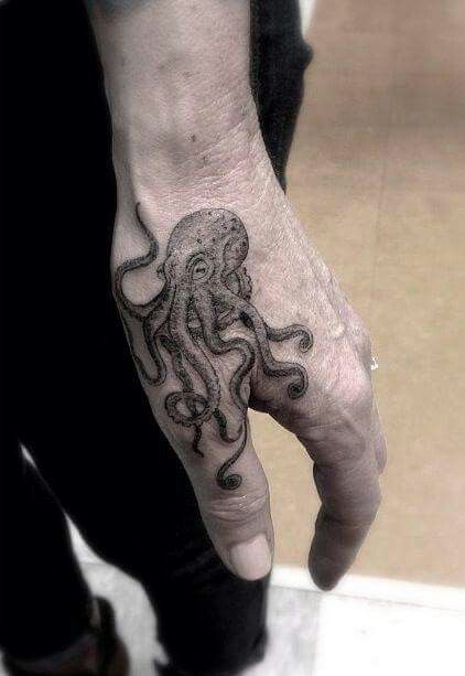 Font Tato, Serpent Tattoo, Octopus Tattoo Design, Octopus Tattoos, Pretty Hand Tattoos, Hawaiian Tattoo, Tattoos Geometric, Octopus Tattoo, Tattoo Girls