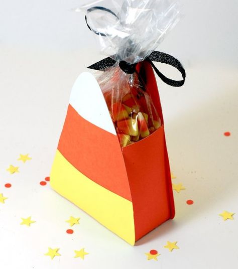 Free candy corn die cut template files for download. Compatible with most die cut machines. Very cute and easy to make. Halloween Candy Corn Treats, Diy Halloween Treat Bags, Treat Box Template, Halloween Candy Crafts, Halloween Treat Bags Diy, Diy Halloween Candy, Halloween Treat Holders, Diy Halloween Treats, Halloween School Treats