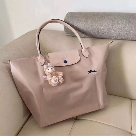 Le Pliage Aesthetic, Pink Car Accessories, Longchamp Bag, Cute Clothing Stores, Luxury Bags Collection, H.e.r Aesthetic, Stylish Lifestyle, Girly Bags, Cute Handbags