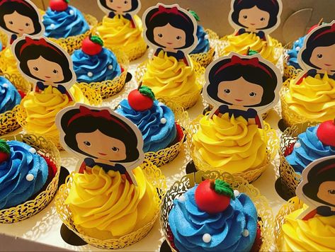 Snow White Cupcakes, Princess Theme Birthday, Snow White Birthday, Snow White Party, White Cupcakes, Girl Cake, First Birthday Cakes, Disney Wedding, Girl Party