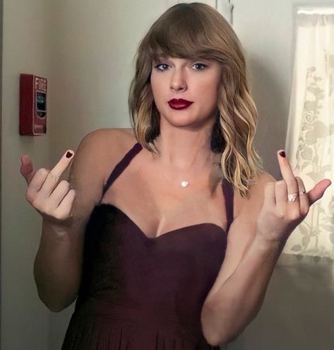 lucy 💜 on Twitter: "i just think that taylor swift holding up the middle finger… " Middle Finger Picture, Photos Of Taylor Swift, Taylor Swift Cute, Taylor Swift Posters, Taylor Swift Funny, Swift 3, Taylor Swift Pictures, Taylor Alison Swift, Jennifer Aniston