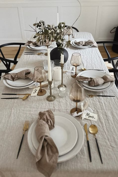 A Neutral Holiday Tablescape | Ashley Robertson | The Teacher Diva: a Dallas Fashion Blog featuring Beauty & Lifestyle | holiday hosting, seasonal entertaining, holiday entertaining, chic holiday decor, chic tablescape, hosting tips, dining room, table setting Table Setting Everyday, Dining Table Setting Ideas, Chic Tablescape, Dinner Table Set Up, Dinner Table Set, Dining Room Table Settings, Table Settings Everyday, Dinner Party Table Settings, Modern Table Setting