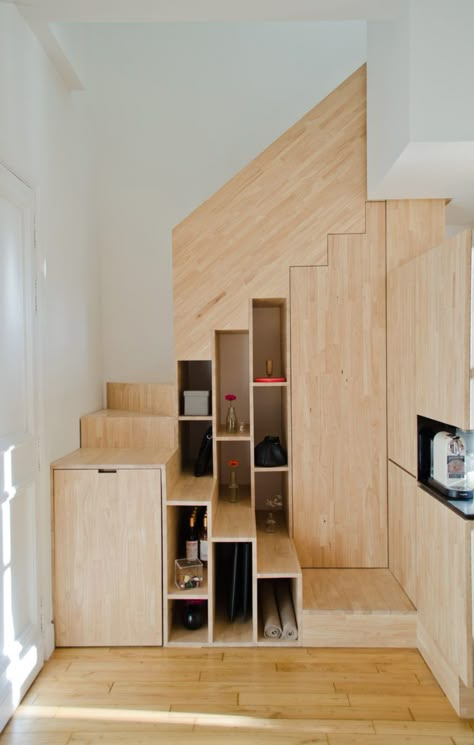 20 idées escaliers pour optimiser les petits espaces - Tiny House France Tiny House Stairs, Escalier Design, Loft Stairs, Wooden Staircases, Understairs Storage, Interior Stairs, Stair Storage, House Stairs, Under Stairs