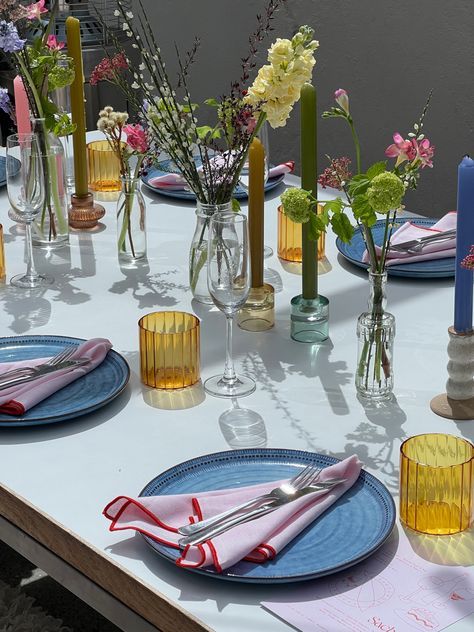 Dinner Party Table Aesthetic, Summer Brunch Table Setting, Scandi Dinner Party, Cottage Dinner Party, Colourful Dinner Party, Summer Dinner Party Tablescape, Colorful Dinner Party, Garden Party Table Setting, Blue Dinner Party