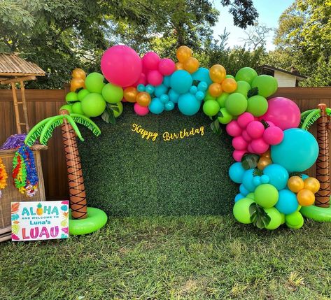 Eda Designs // Balloon Stylist on Instagram: “Luau parties are one of my favorite themes! Love the colors, vibe and everything you can incorporate. Thank you @stylistyaz for having us…” Hawaiian Party Theme, Summer Bash, Hawaiian Luau Party, Diy Balloon Decorations, Hawaiian Theme, Hawaiian Party, Hawaiian Luau, Balloon Diy, Luau Party