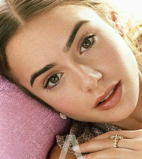 Have a amazing day #lilycollins Lily Collins Eyebrows, Lily Collins Makeup, Kim Kardashian Wedding, Kardashian Wedding, Lily Collins Style, Kardashian Makeup, Kim Kardashian Makeup, Selena Gomez Cute, Simple Eyeliner