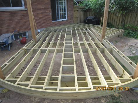 Curve deck framing Curved Deck, Curved Pergola, Laying Decking, Deck Framing, Deck Building, Floating Deck, Wooden Deck, Pergola Ideas, Deck Construction