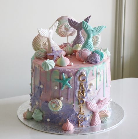 Mermaid dripping cake Mermaid Drip Cake, Marmeid Cake, Dripping Cake, 4de Verjaardag, Fondant Cake Designs, Mermaid Birthday Cakes, Novelty Birthday Cakes, Mermaid Cakes, Drip Cake