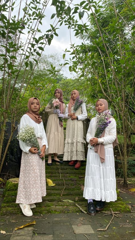 Hijab Prom Dress, Picnic Skirt, Ootd Korean Style, Garden Party Outfit, Cottagecore Outfit, Dress Gamis, Friend Pictures Poses, Cottagecore Outfits, Gardening Outfit