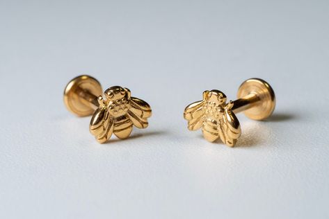 16G Bee Internally Threaded Labret Stud * This is perfectly designed shape of tiny Bee Cartilage Earring * Gold Bee Earring* Conch Stud * Bee Labret * Bee Cartilage Stud This stud earring is a perfect elegance and sold as single. The bar thickness is 1.2 mm (16 gauge) so it is ticker than a normal earring post which is usually 0.80-0.90 mm (19-20 gauge). -Suitable for daily wear, Perfect match with other earrings. -You can wear a single or as much as you can fit to your ear. -Sold as single stud Bee Earring, Conch Stud, Tragus Stud, Cartilage Stud, Labret Studs, Studded Flats, Cartilage Earring, Gold Bee, Tragus Earrings