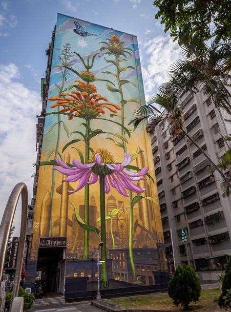 Artist Decorates Building With a 5-Plane Mural of a Giant Flower Cities Video, Flower Mural, Animal Mural, Large Mural, Urban Street Art, 3d Street Art, Amazing Street Art, Graffiti Murals, Hidden Messages