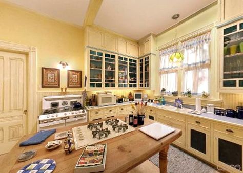 A closer look at the kitchen from Halliwell Manor on the TV show "Charmed" Charmed Halliwell Manor, Charmed House Aesthetic, Charmed House Interior, Charmed House Floor Plan, Charmed Manor, Charmed Kitchen, Manor Bathroom, Charmed Aesthetic, Charmed House