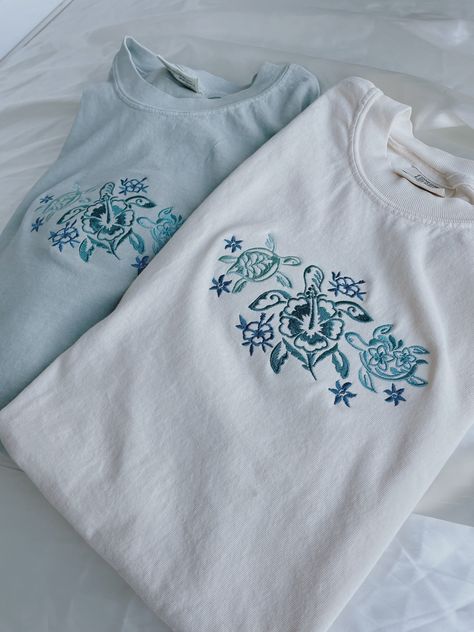 Tropical Turtles Embroidered T-Shirt! -Embroidered on 100% cotton Comfort Colors T-shirt, this design is simple and minimalistic, perfect for every outfit! -Embroidery design measures  -See product pictures for shirt sizing chart. **T-SHIRTS ARE IN UNISEX SIZING AND RUN TRUE TO SIZE. -All t-shirts are handmade on an embroidery machine so there may be slight differences, but we only sell the sweatshirts that meet our high-quality standards. -To maintain the quality of your T-shirt and the embroid Cute Simple Shirt Designs, Beach Shirt Aesthetic, Embroidery Clothes T Shirts, Summer Wishlist Ideas, Cute Embroidered Shirts, Sweat Shirt Embroidery, Running Embroidery Design, Beach Style Clothes, T Shirts Design Ideas