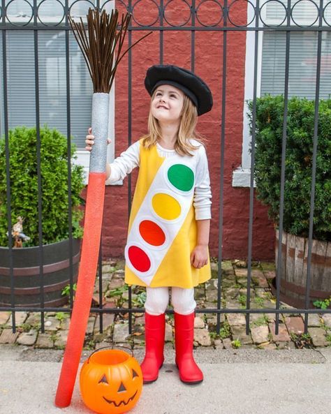 How to make an easy giant paint brush from a pool noodle and chenille pipe cleaners. Such a cute prop to add to a Little Artists Watercolor Paint Box DIY Halloween costume. #halloweencostume #kidscostumes #kidshalloween #halloweendiy #toddlercostume Artist Costume For Kids, Giant Paint Brush, Carnaval Diy, Diy Scarecrow Costume, Artist Costume, Diy Scarecrow, Handmade Halloween Costumes, Halloween Kids Costumes Girls, Artist Watercolor