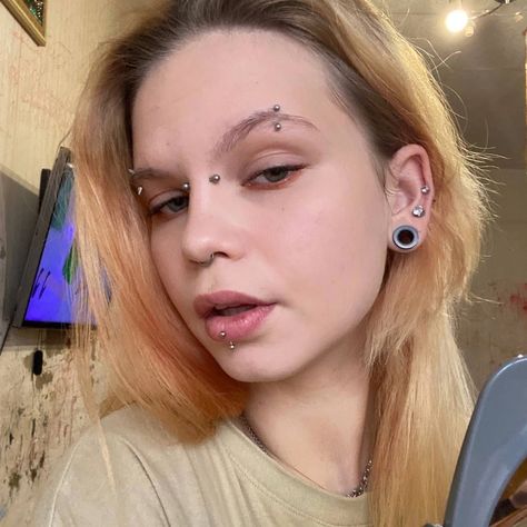 Dainty Vertical Labret, Vertical Piercing, Brow Piercing, Vertical Labret Piercing, Vertical Labret, Piercing Labret, Labret Piercing, Eyebrow Piercing, Body Modification