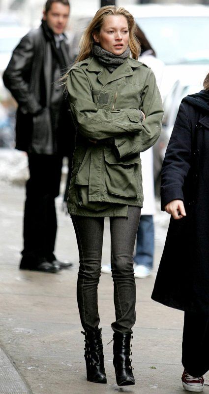 kate moss in the 90s -- this look is back. Kate Moss Street Style, Army Coat, Moss Fashion, Military Chic, Kate Moss Style, Laura Bailey, Green Parka, Poppy Delevingne, Zoom Photo