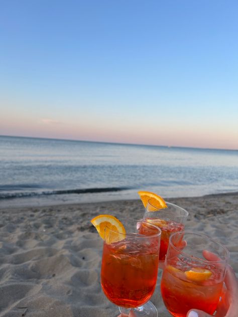 Beachy Drinks, Orange Drinks, Beach Drinks, Summer Paradise, Summer Drink, Summer 2025, Summer Backgrounds, Retro Summer, Aperol Spritz