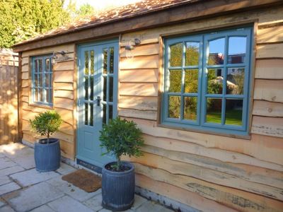 Garden Outbuilding Ideas, Garden Cottage House, Tiny Shed, Garden Office Ideas, Wooden Garden Buildings, Garden Office Shed, Garden Huts, Garden Cabin, Garden Lodge