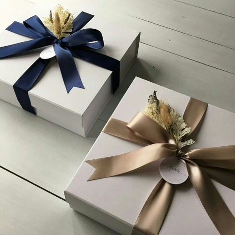 @mementoandmuse Bedsheet Gift Packing Ideas, Wedding Gift Wrap Ideas, Xmas Gift Wrap, Elegant Gift Wrapping, Bridal Gift Wrapping Ideas, Honey Gifts, Wrapping Techniques, Gift Wrapping Techniques, Wedding Gift Wrapping