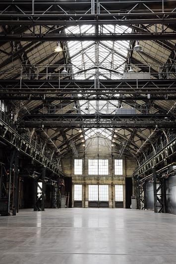 Urban Industrial Decor, Warehouse Living, Warehouse Home, Warehouse Design, Art Studio Design, Industrial Warehouse, Industrial Architecture, Old Factory, Industrial Interiors